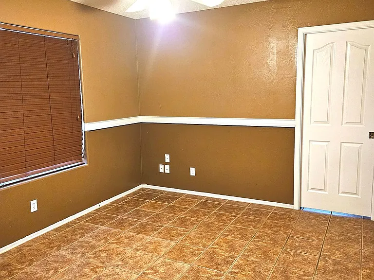 1325 S 28th Dr — Photo 21