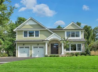 10 Sycamore Dr, Roslyn, NY 11576