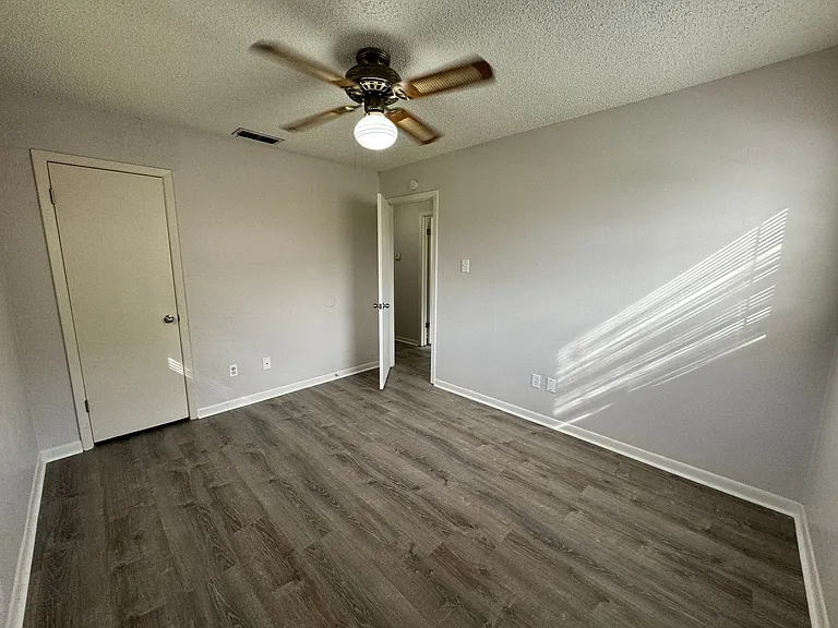 1402 Hammond Dr — Photo 27