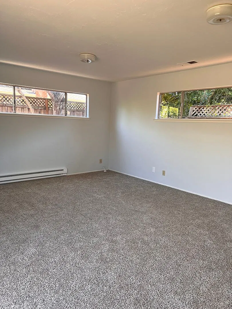 Spacious home with vaulted ceilings & natural lighting, small pets welcome available now! — Photo 4