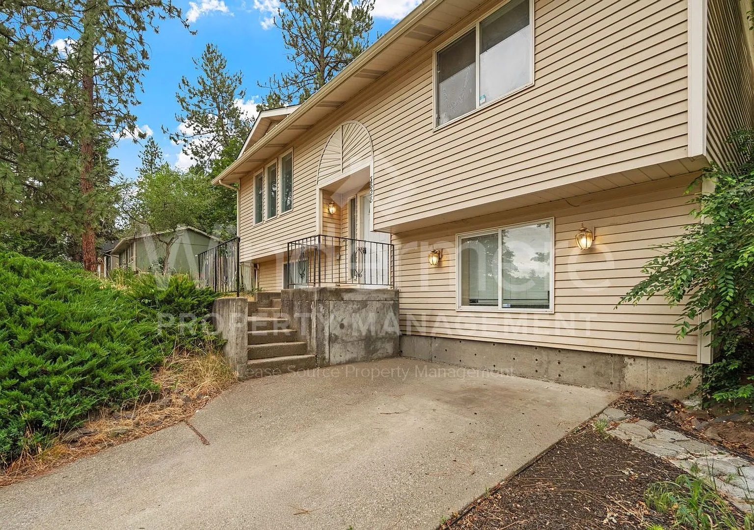 Charming 4-Bedroom Home with Garage & Spacious Yard! — Photo 3