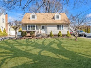 23 Cuba Hill Rd, Greenlawn, NY 11740