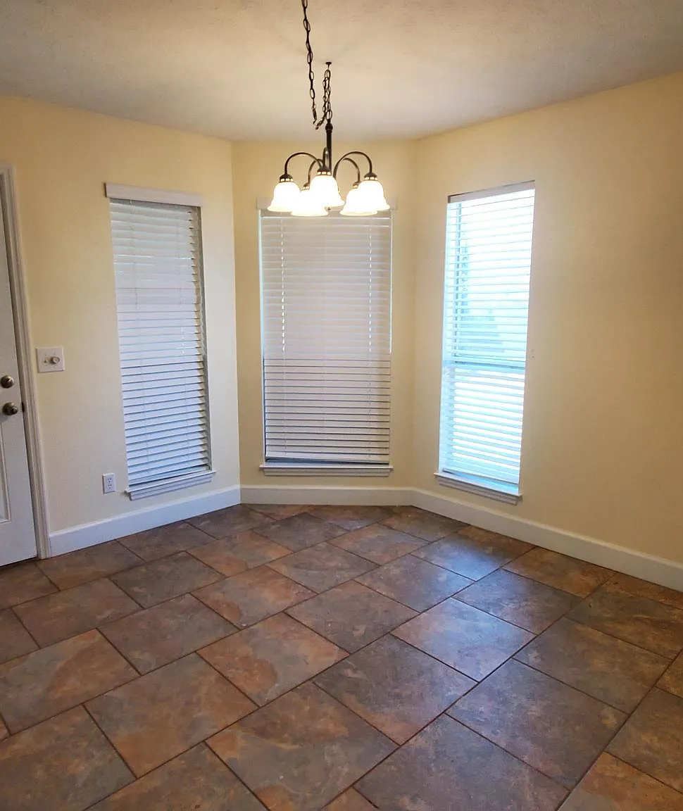 3 bed, 1343 sqft, $2,500 — Photo 3