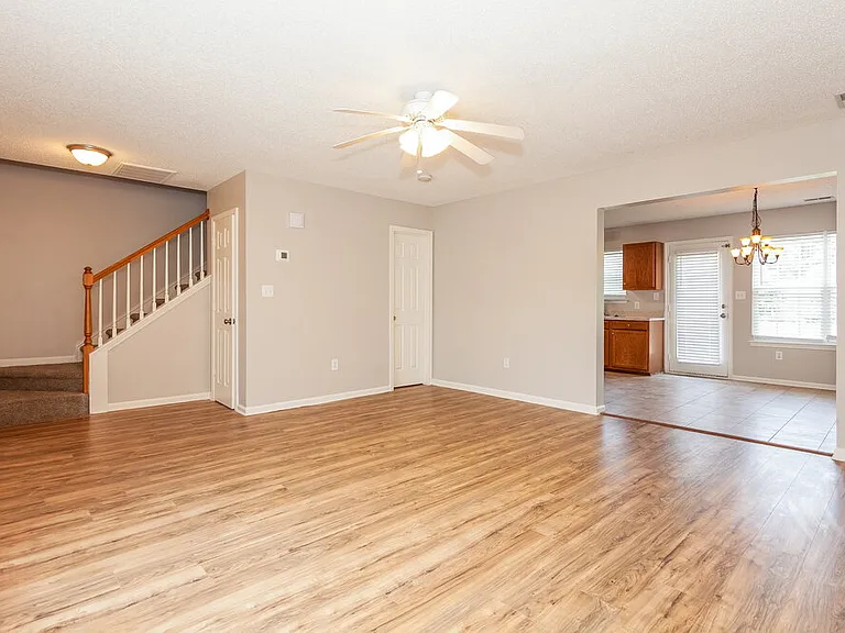 715 Almora Dr — Photo 6