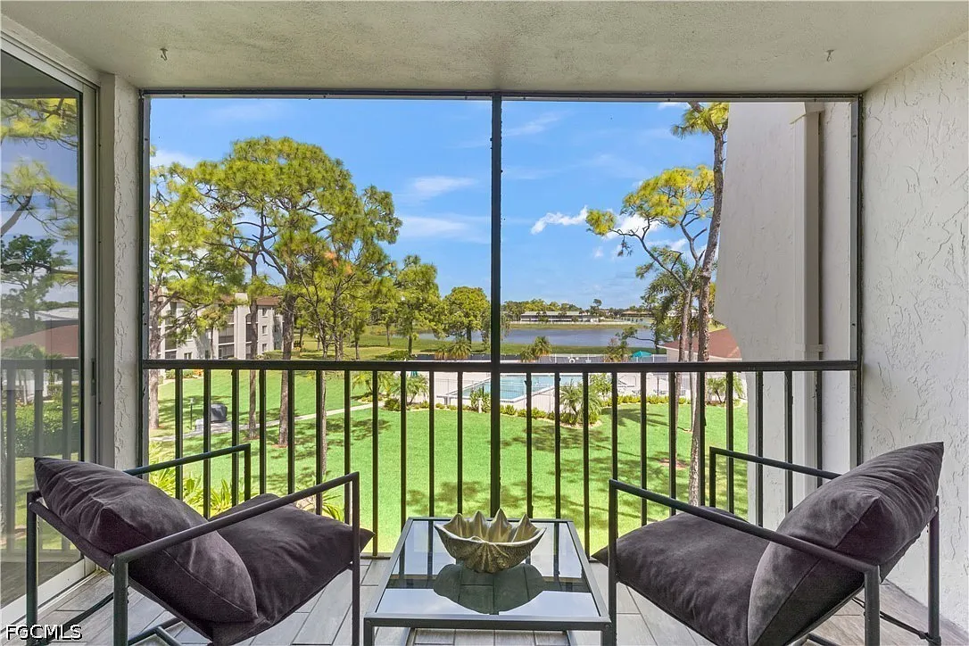 2 bed, 2.0 bath, 975 sqft, $1,900 — Photo 1