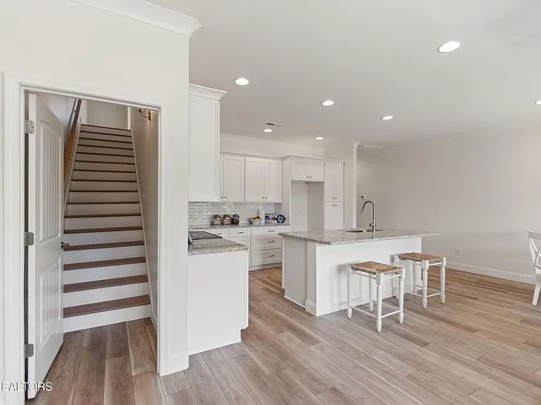 1402 Summer Meadow Dr — Photo 3
