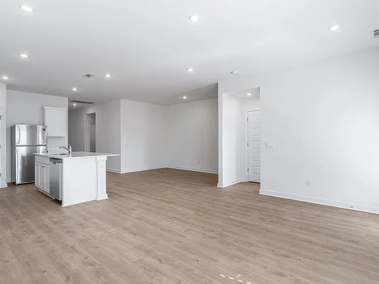 103 S Maroon Ave — Photo 5
