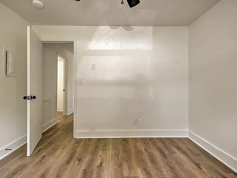 718 W G St — Photo 16