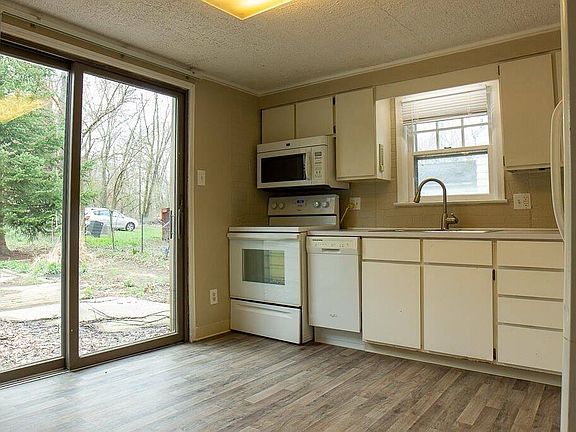 5th image of 10655 Chicago Dr