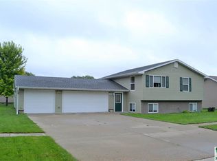2020 Beck St, Sioux City, IA 51109