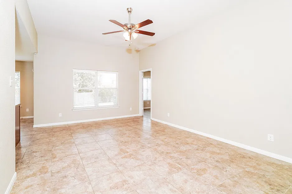 3 bed, 2.0 bath, 1330 sqft, $1,550 — Photo 4