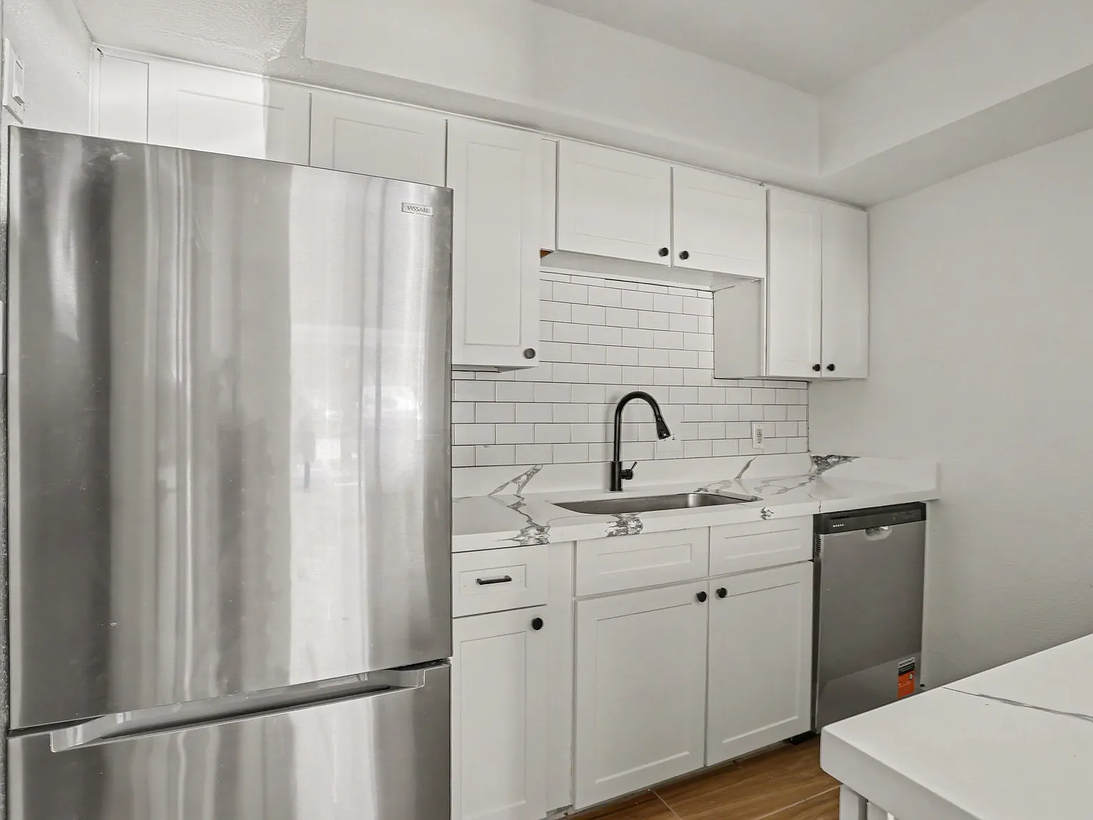 3 bed, 2000 sqft, $1,899 — Photo 2