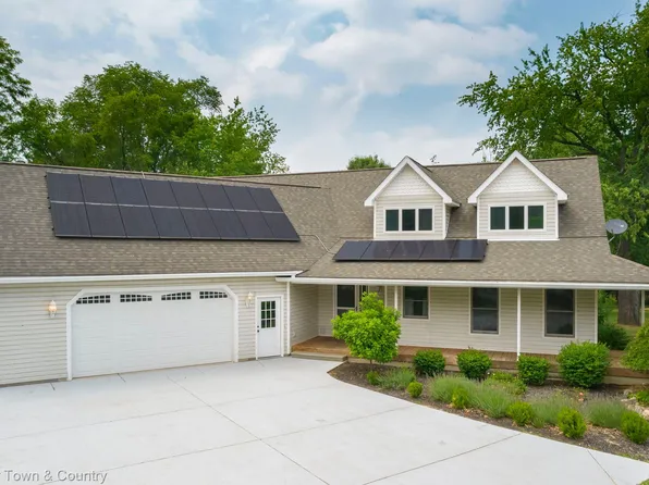 2142 Chase Lake Rd, Howell, MI 48855