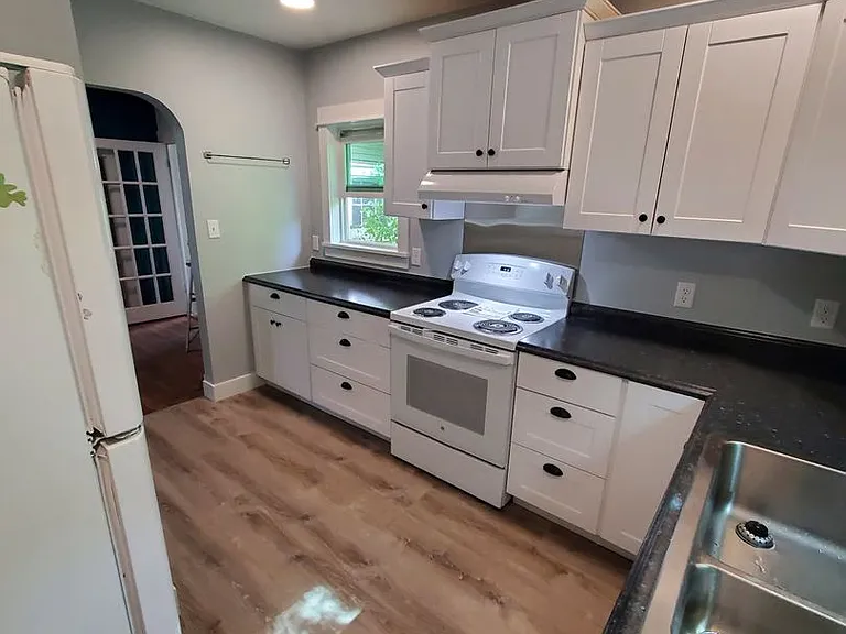609 W Prospect Rd — Photo 3