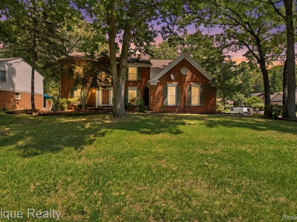 3261 Windwood Rd, West Bloomfield, MI 48324