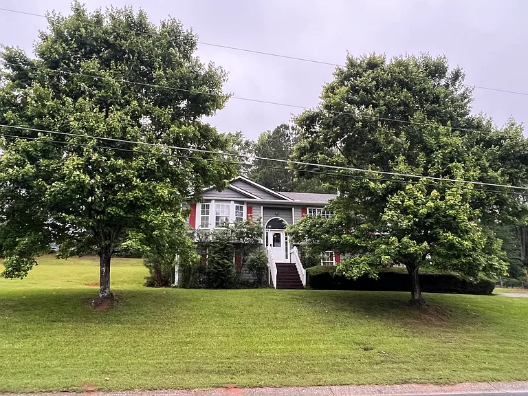 Newly renovated split level home, sits on a spacious property -hugefront & back yard with plenty of room & privacy between neighbors. Extra long 2 car garage, ample double parking in driveway & street parking has no restrictions on this quiet cul-du-sac.