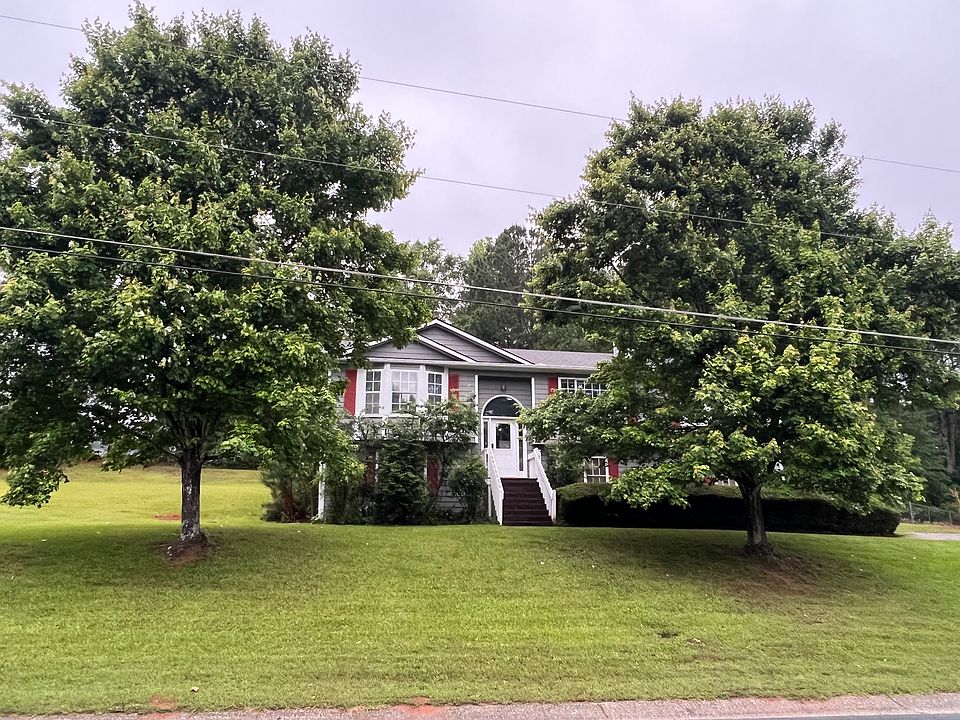 Newly renovated split level home, sits on a spacious property -hugefront & back yard with plenty of room & privacy between neighbors. Extra long 2 car garage, ample double parking in driveway & street parking has no restrictions on this quiet cul-du-sac.