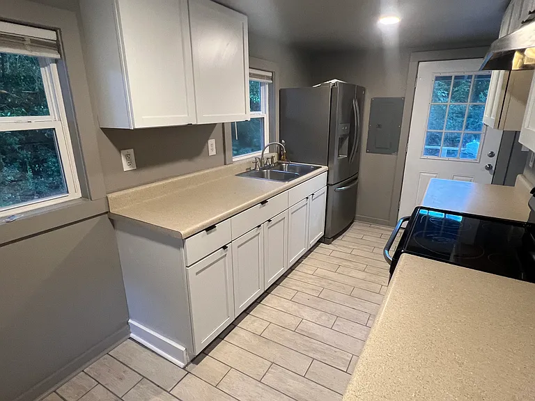 875 1/2 W Griffith Ave — Photo 3