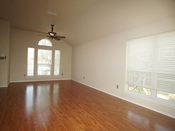 2nd image of 1614 Loveland Dr