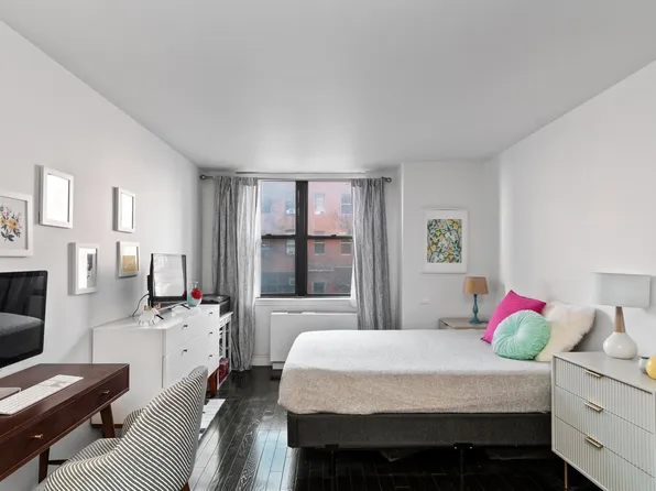 222 West 14th Street image 1 of 7