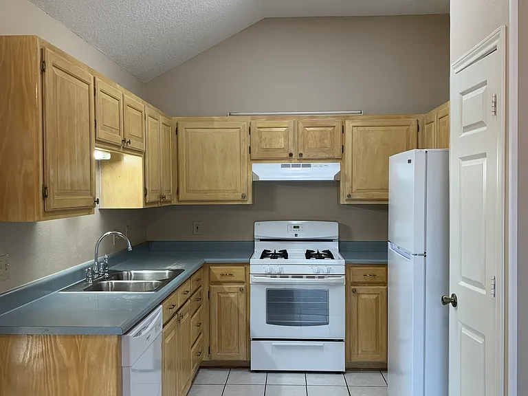 1526 Clover Ln — Photo 6
