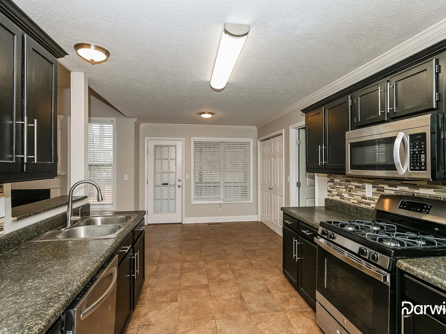 5 bed, 3.0 bath, 2280 sqft, $2,365 — Photo 2