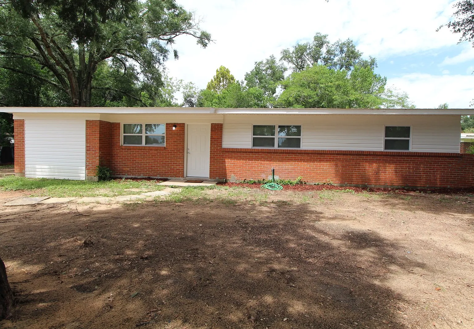 4 bed, 2.0 bath, 1424 sqft, $1,600 — Photo 1