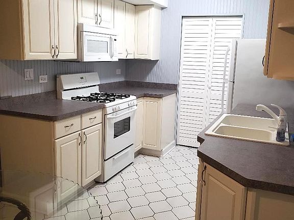 2nd image of 1984 Hastings Dr #1984