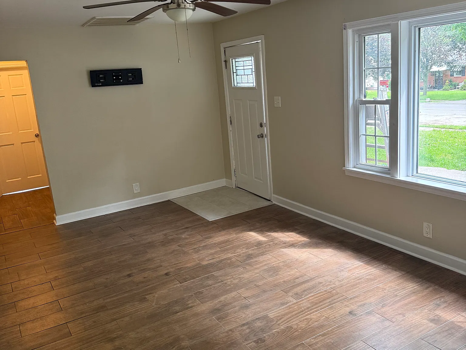 3 bed, 975 sqft, $1,750 — Photo 2