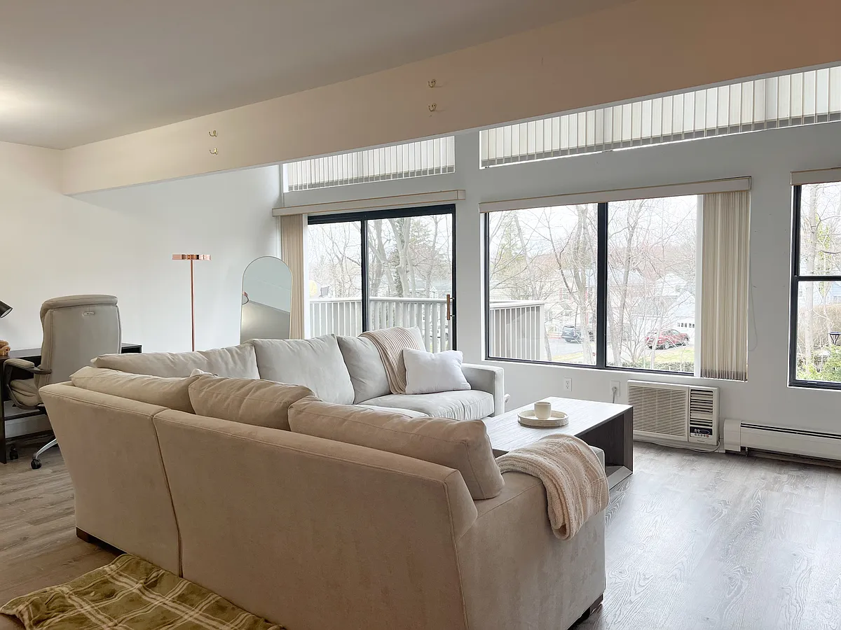 Building Photo - 1465 E Putnam Ave #122