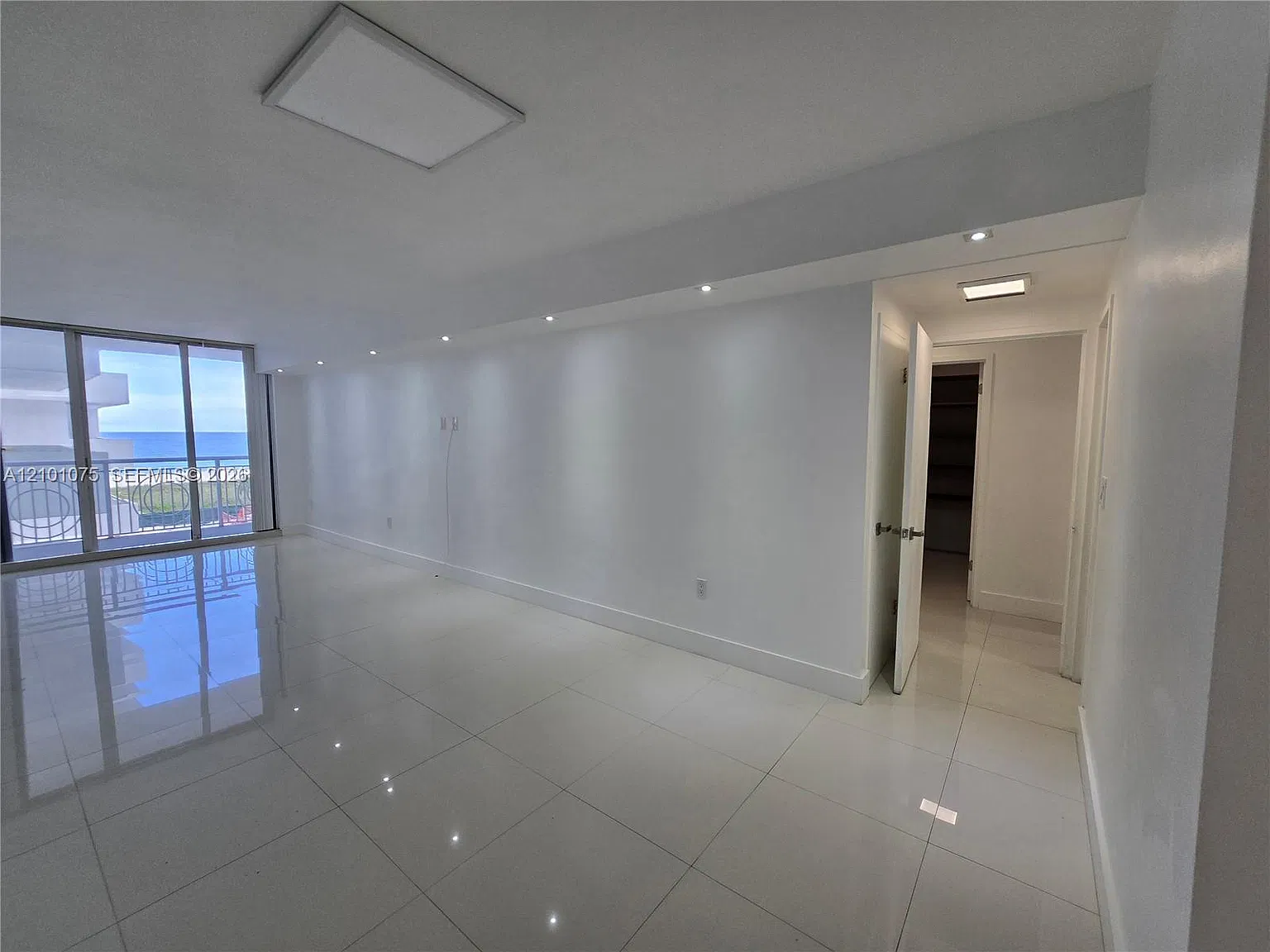 Corinthian Condo — Photo 2
