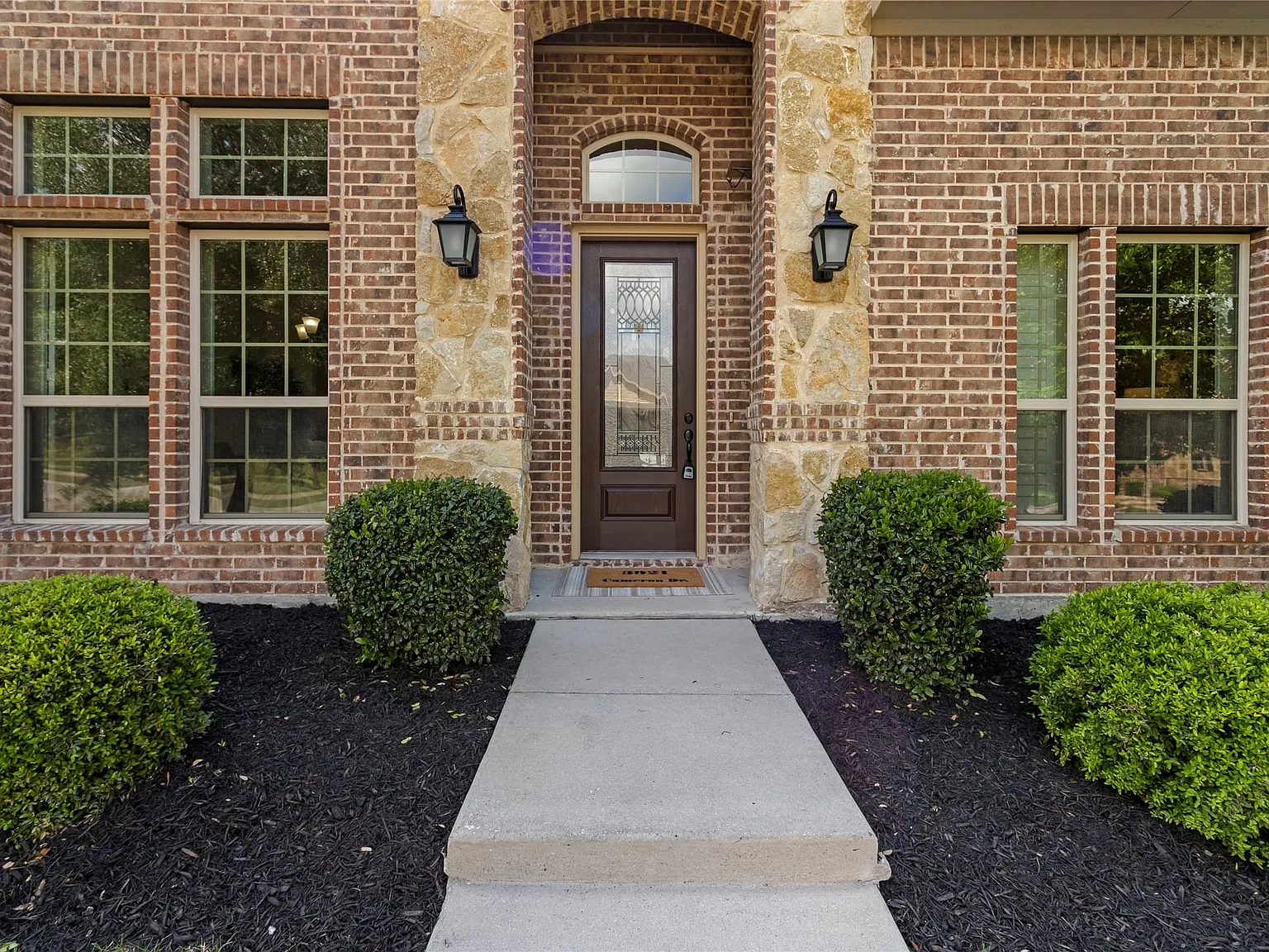 4 bed, 3.0 bath, 2692 sqft, $2,900 — Photo 2