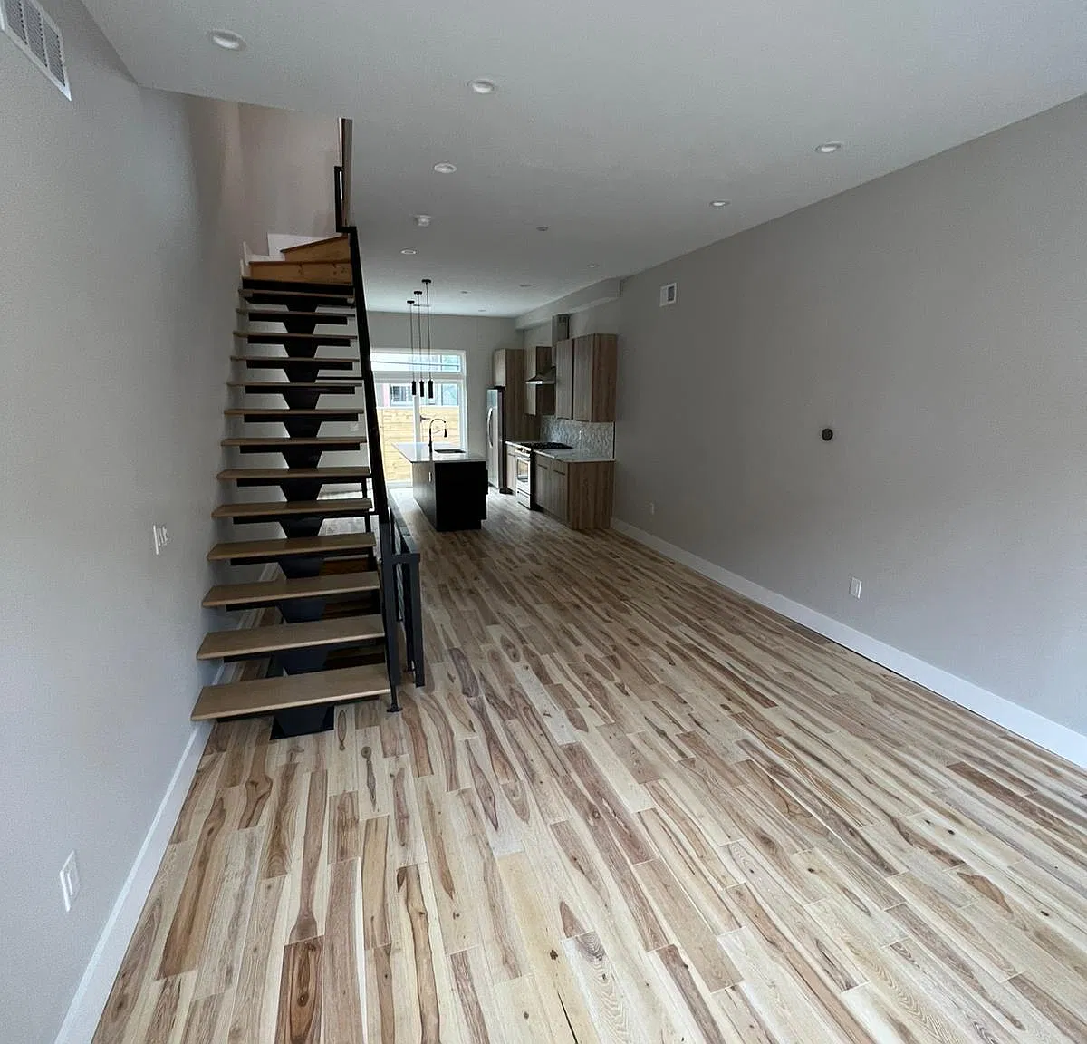 4 bed, 2400 sqft, $2,850 — Photo 3