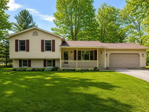 9219 Blackburn Dr, Traverse City, MI 49685