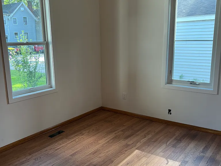 706 Whiting Ave — Photo 9