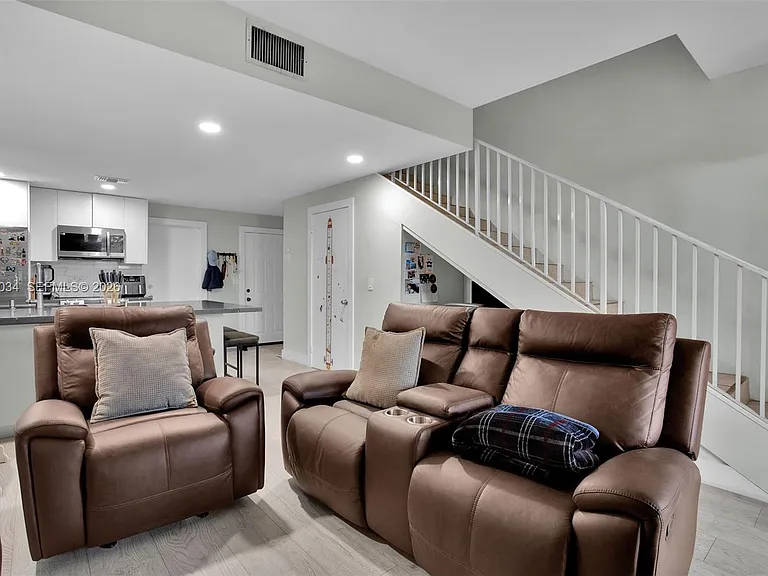 850 Sorrento Dr — Photo 10