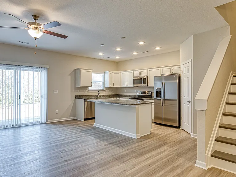 Hillpoint Preserve Townhome Apartments — Photo 40