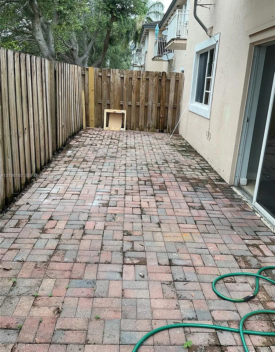 364 NE 25th Pl — Photo 2