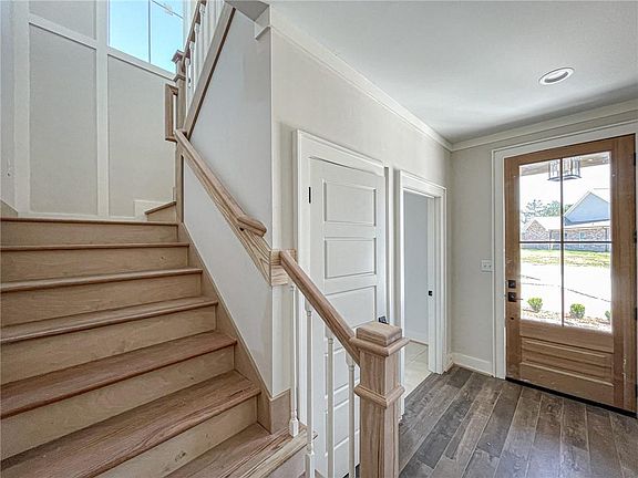 3rd image of 915 N Lake Ct
