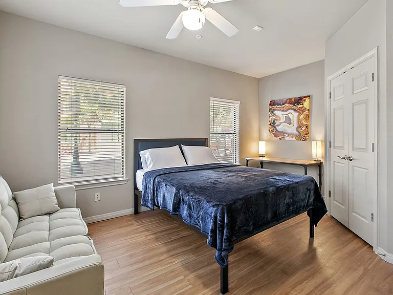 Texan Pearl Best Value in West Campus — Photo 33