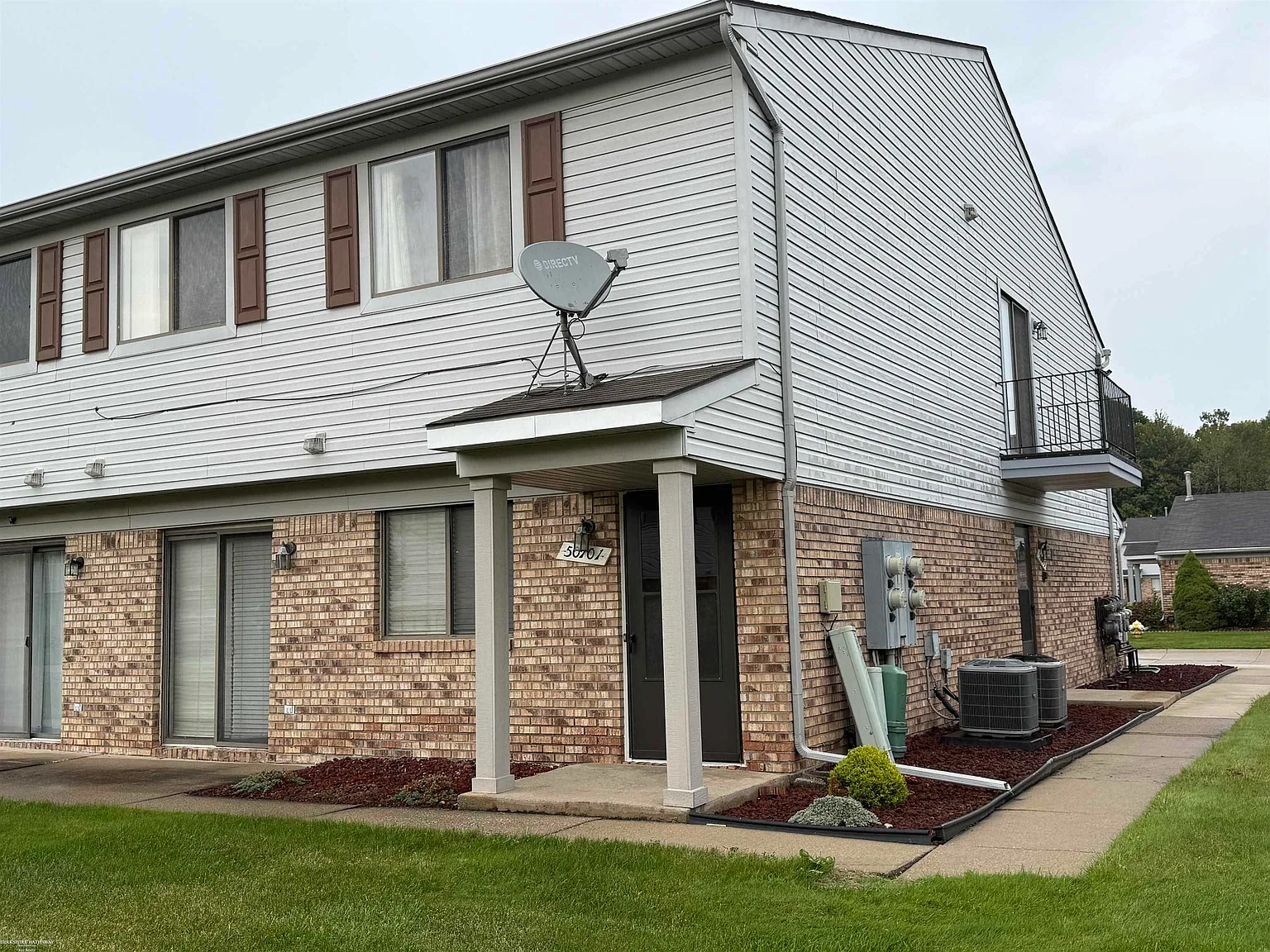 2 bed, 1.5 bath, 1100 sqft, $1,700 — Photo 4