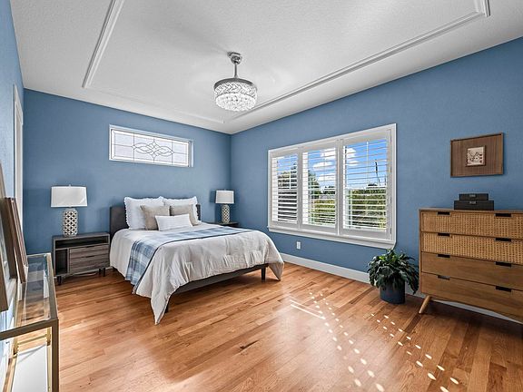 5th image of 1122 Village Cir