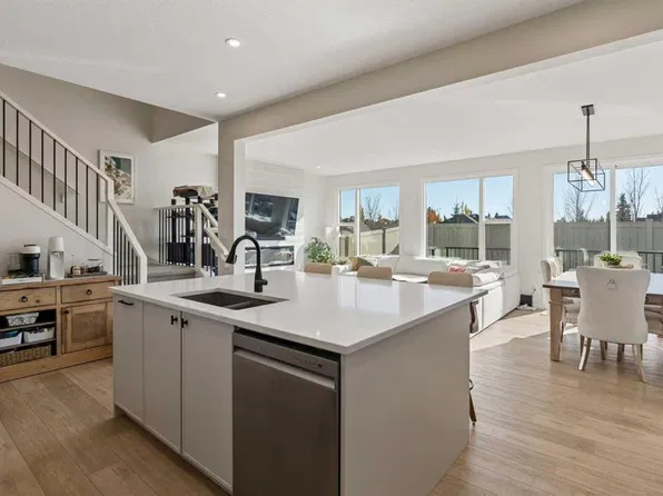 270 N West Grove Ln SW, Calgary, AB T3H 6E3