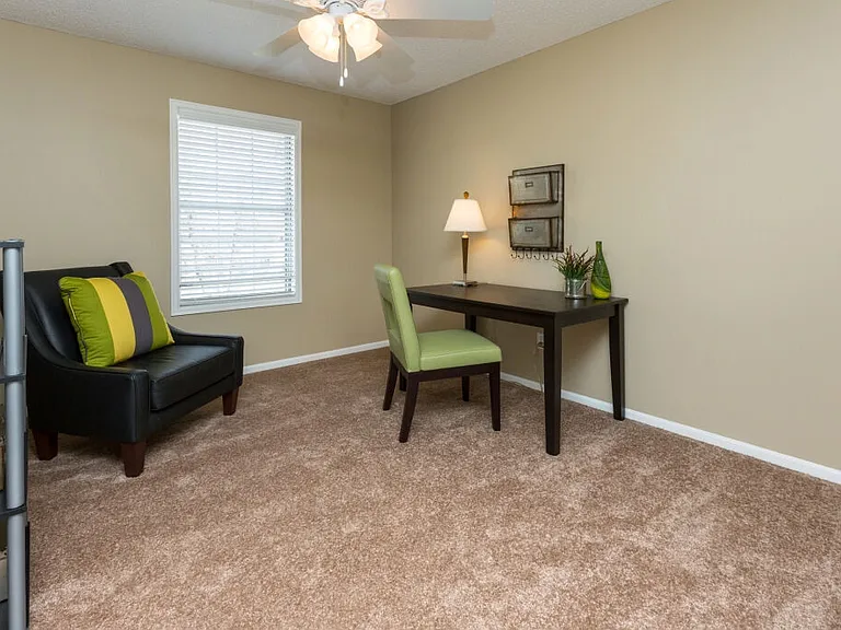Ashworth Pointe & Foxboro Townhomes — Photo 19