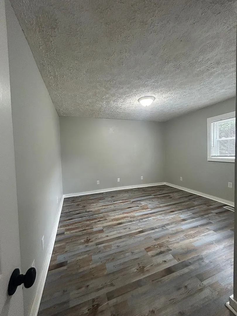 Newly Updated 4 Bed House Available Now! — Photo 4