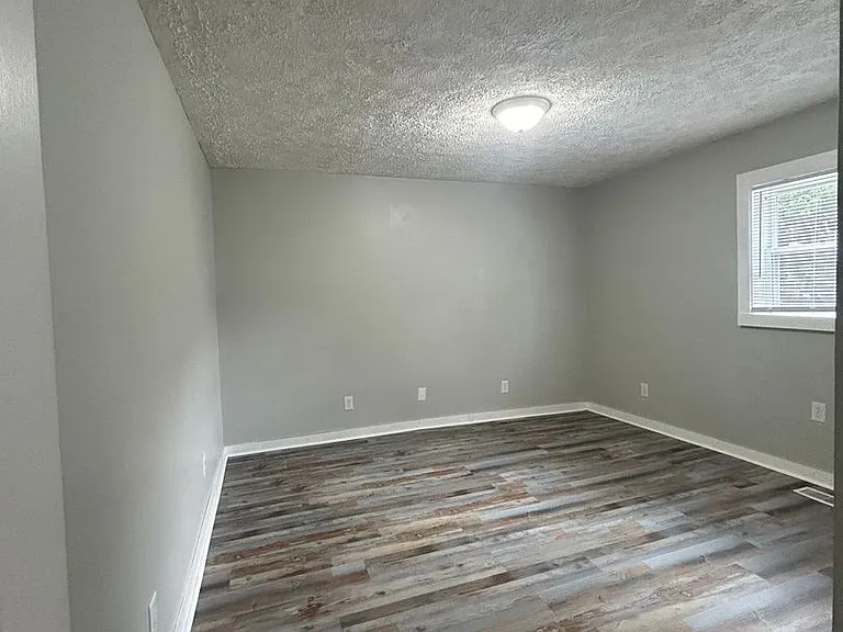 642 N Elm St — Photo 4