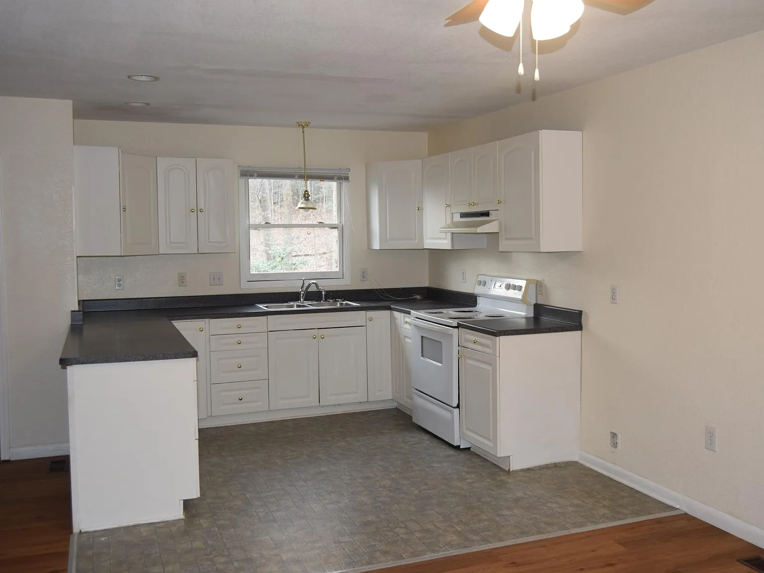 2 bed, 1652 sqft, $1,900 — Photo 3