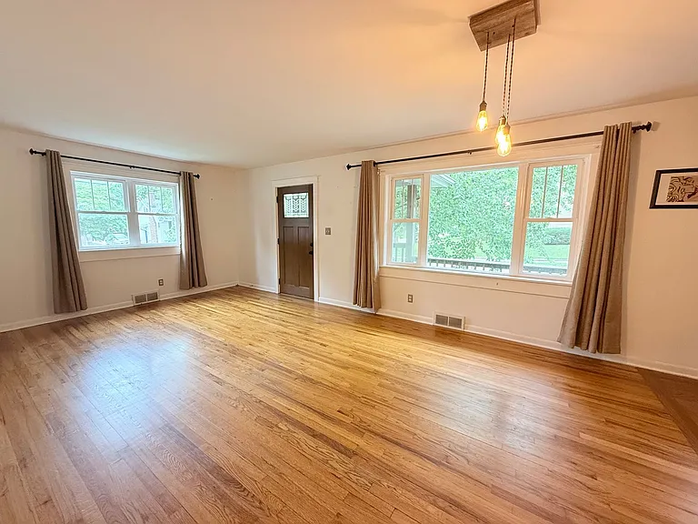 1612 N Roosevelt Ave — Photo 4