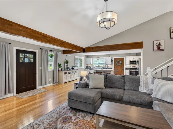 325 Heidi Ct, New Glarus, WI 53574