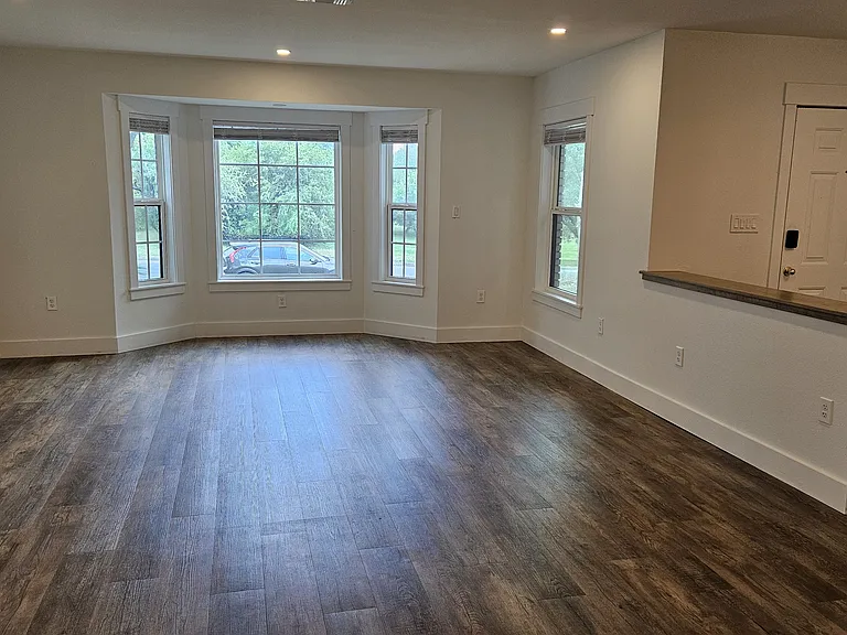 219 Edgevale Dr — Photo 5